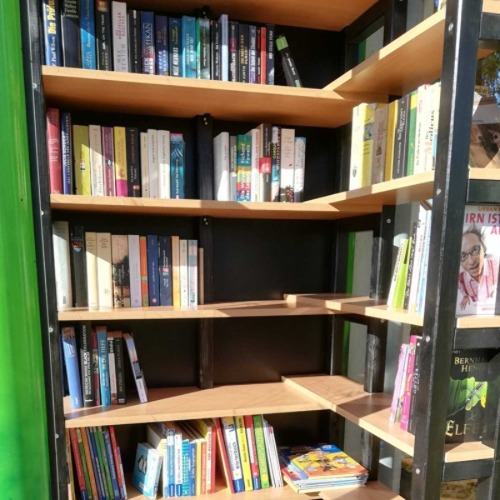 Unser Büchertauschschrank ist (fast) bereit! 📚✨